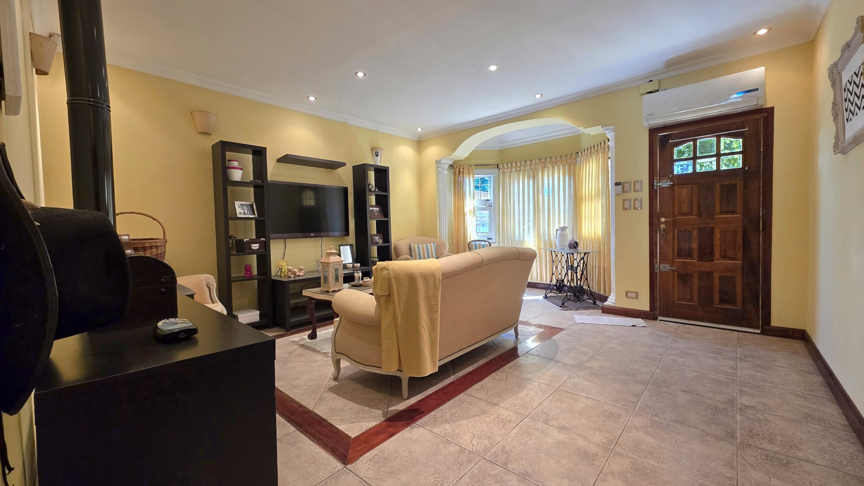 CASA 3 AMBIENTES CON PARQUE Y PILETA