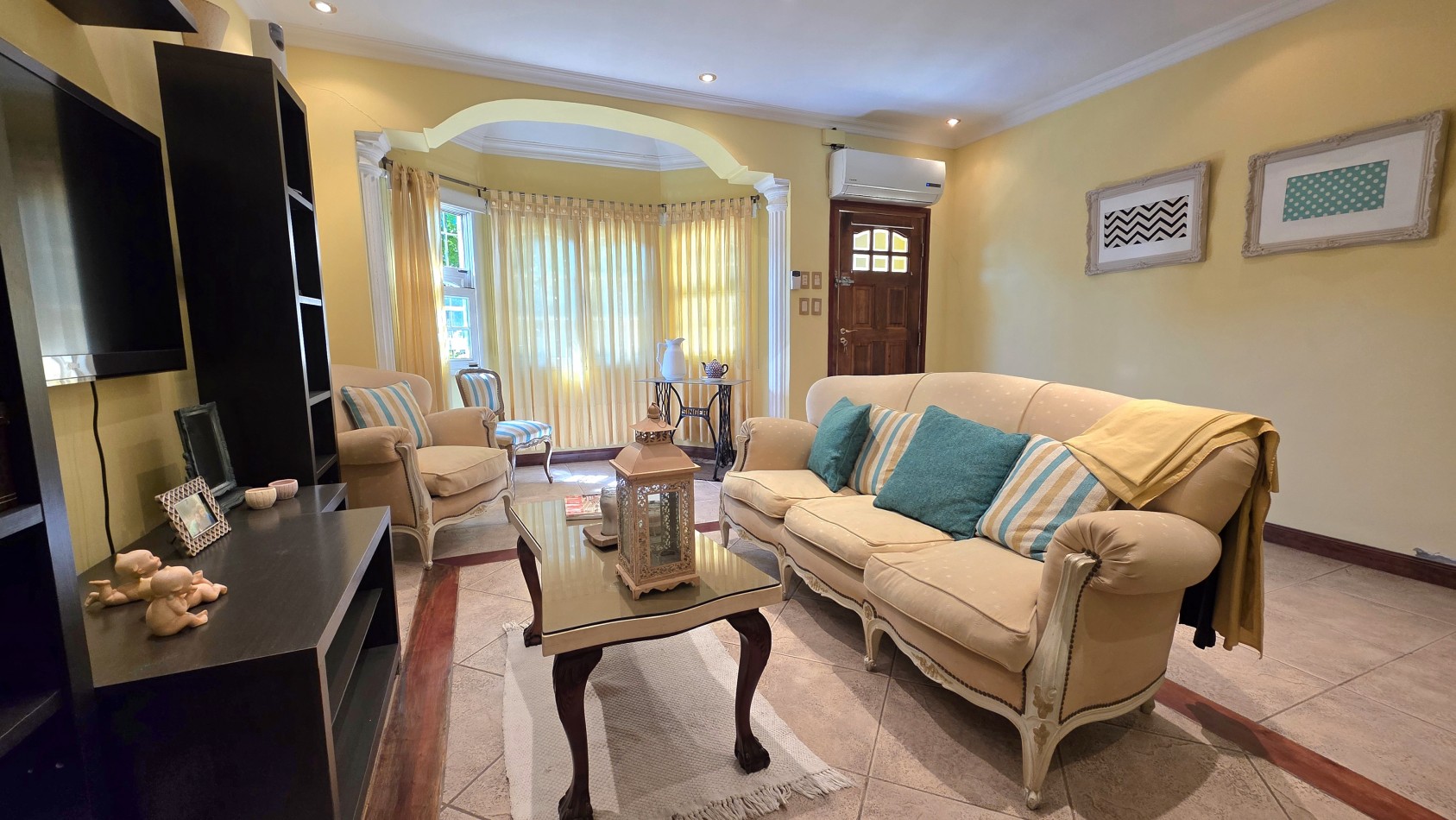 CASA 3 AMBIENTES CON PARQUE Y PILETA