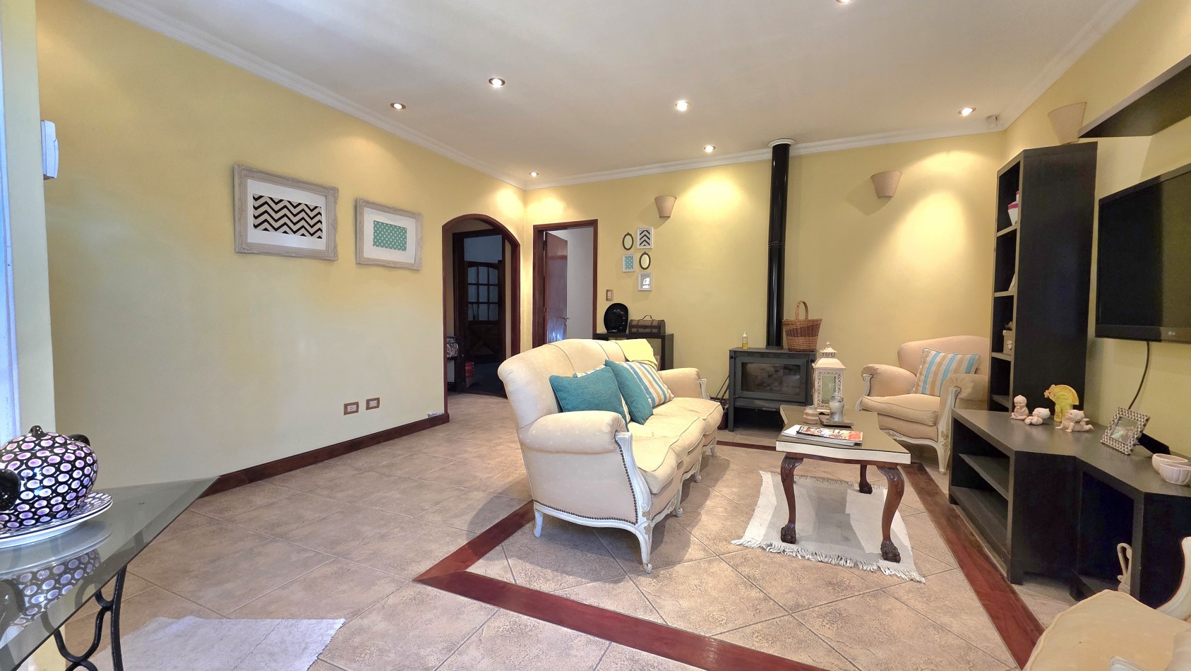 CASA 3 AMBIENTES CON PARQUE Y PILETA