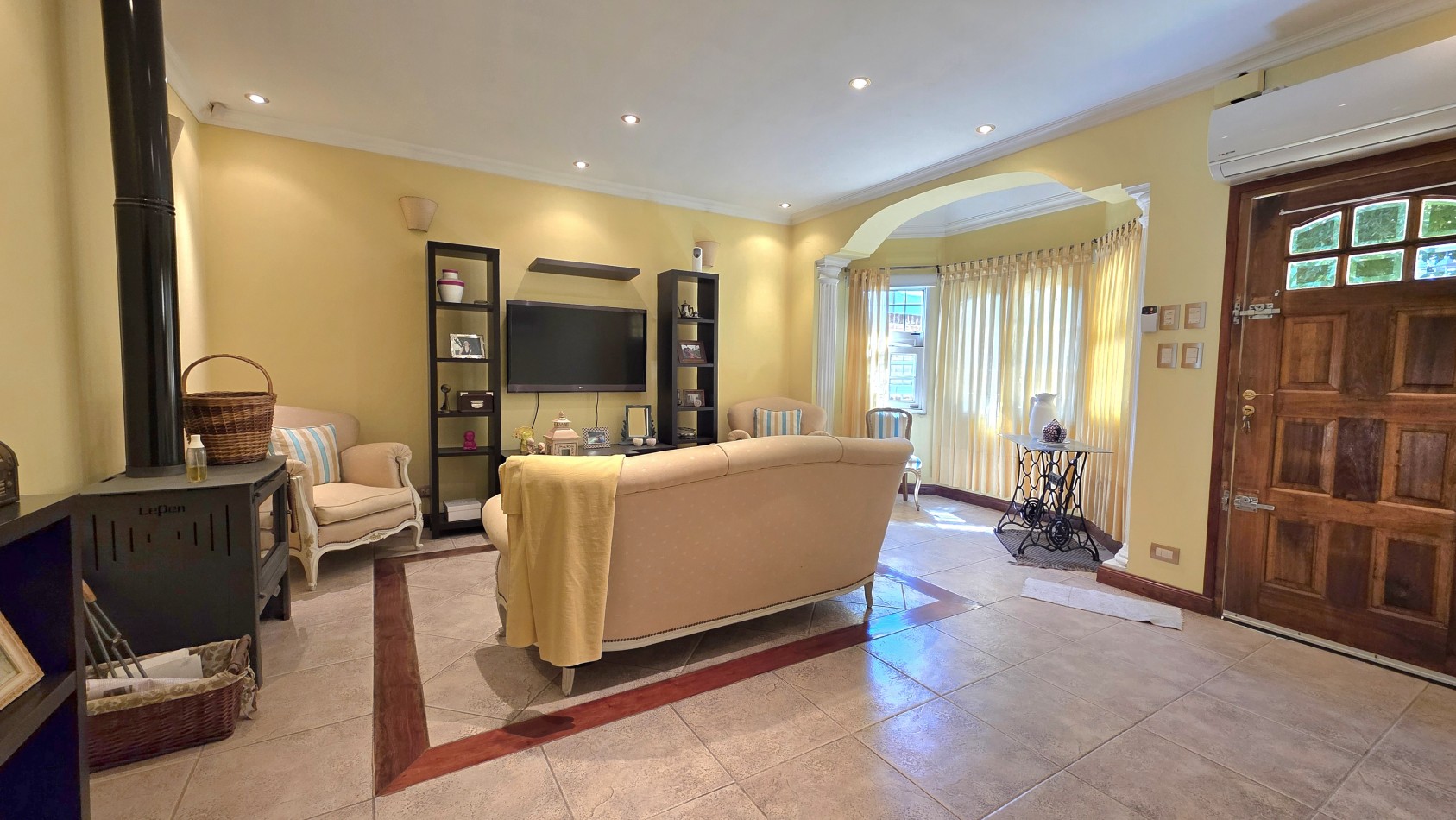 CASA 3 AMBIENTES CON PARQUE Y PILETA