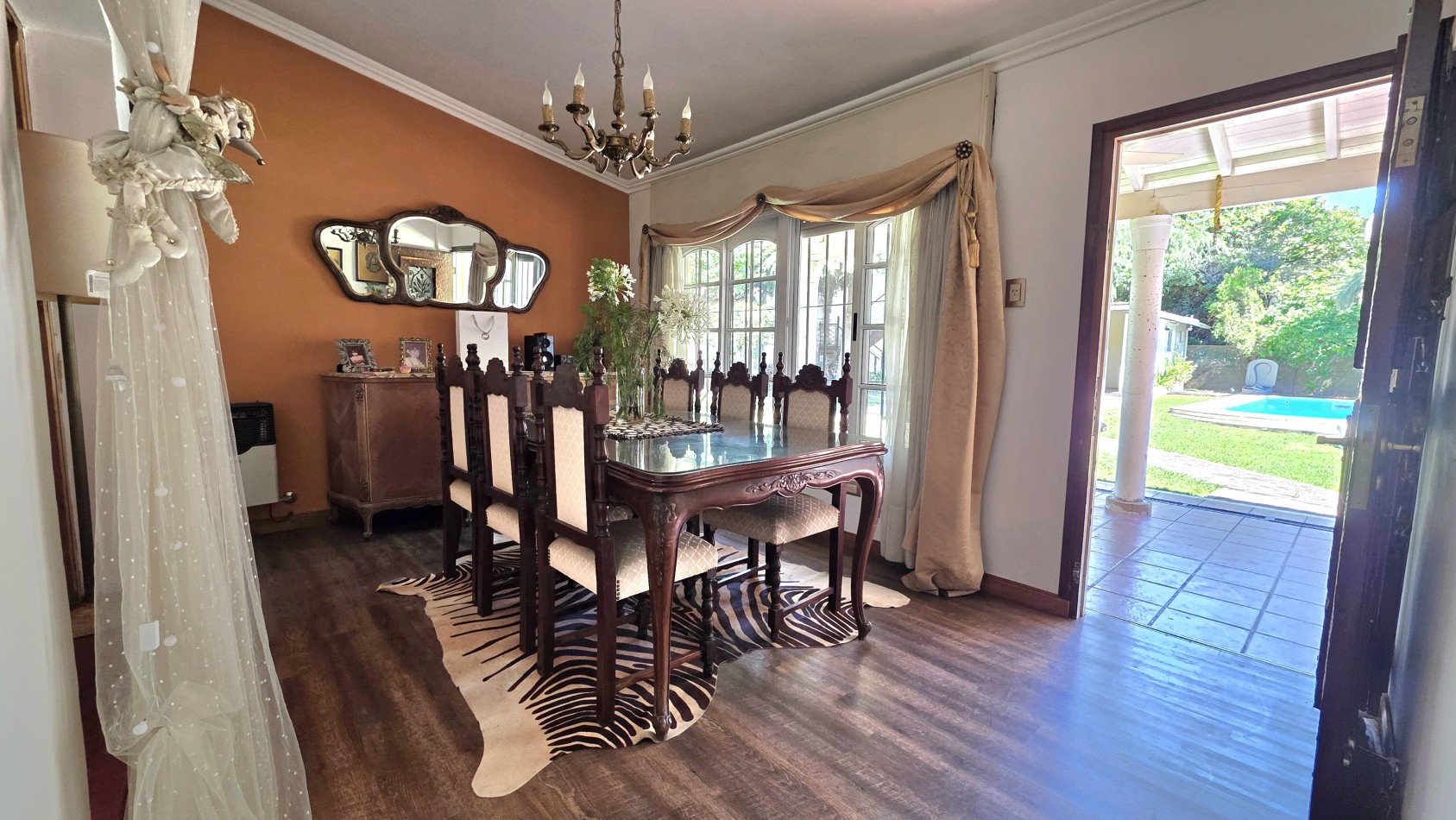 CASA 3 AMBIENTES CON PARQUE Y PILETA