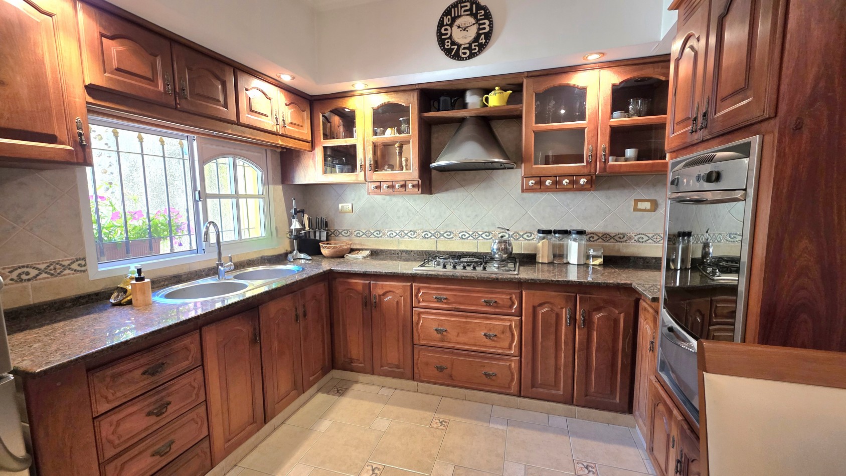 CASA 3 AMBIENTES CON PARQUE Y PILETA