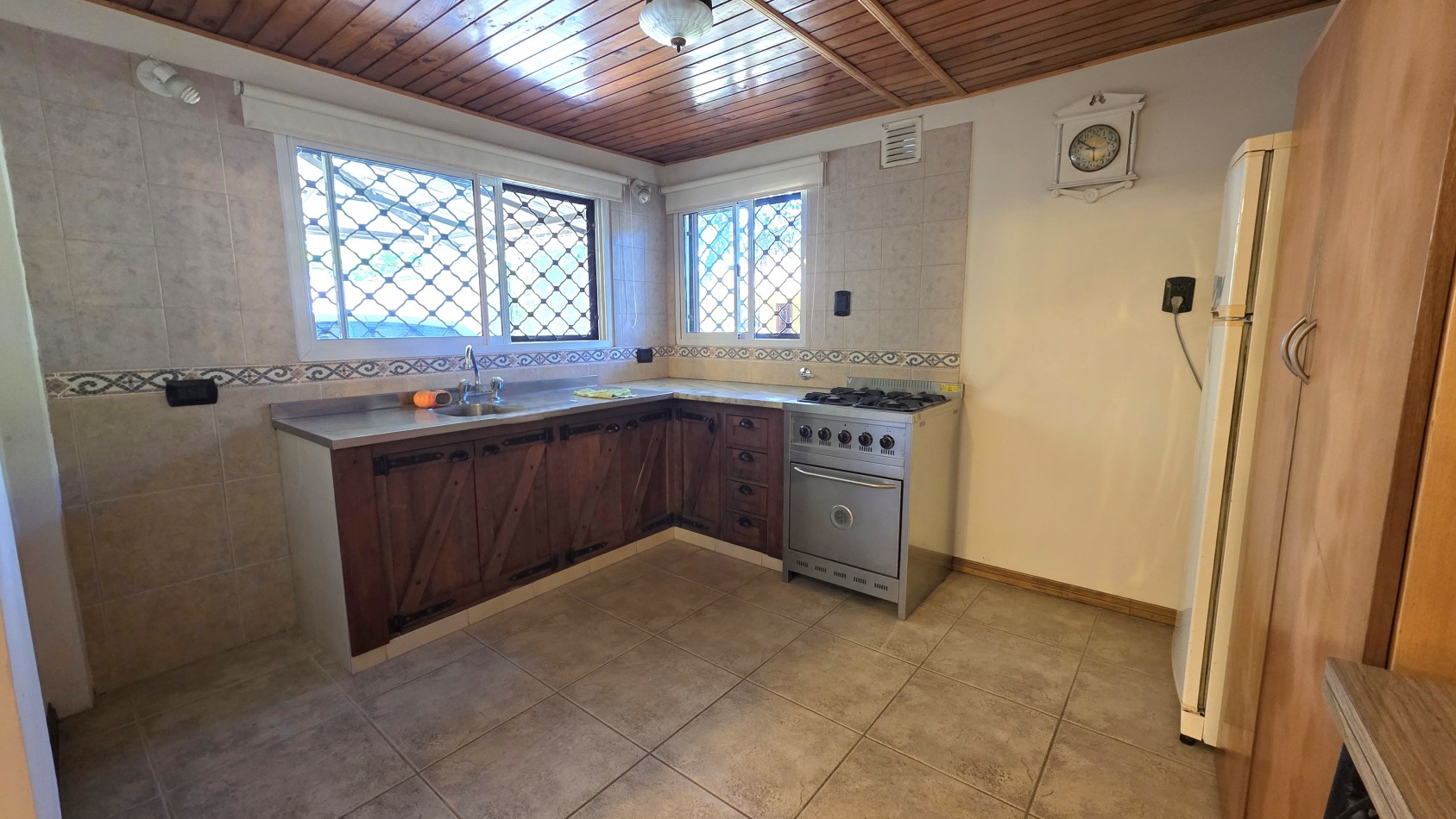 CASA 3 AMBIENTES CON PARQUE Y PILETA