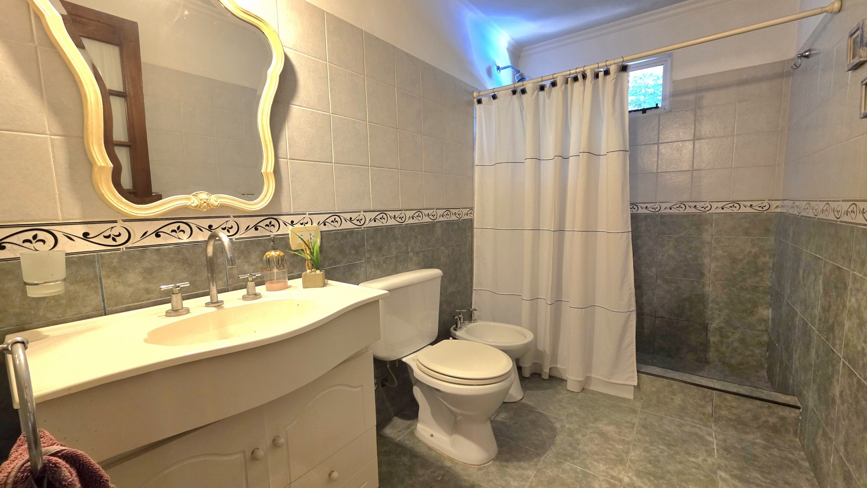 CASA 3 AMBIENTES CON PARQUE Y PILETA