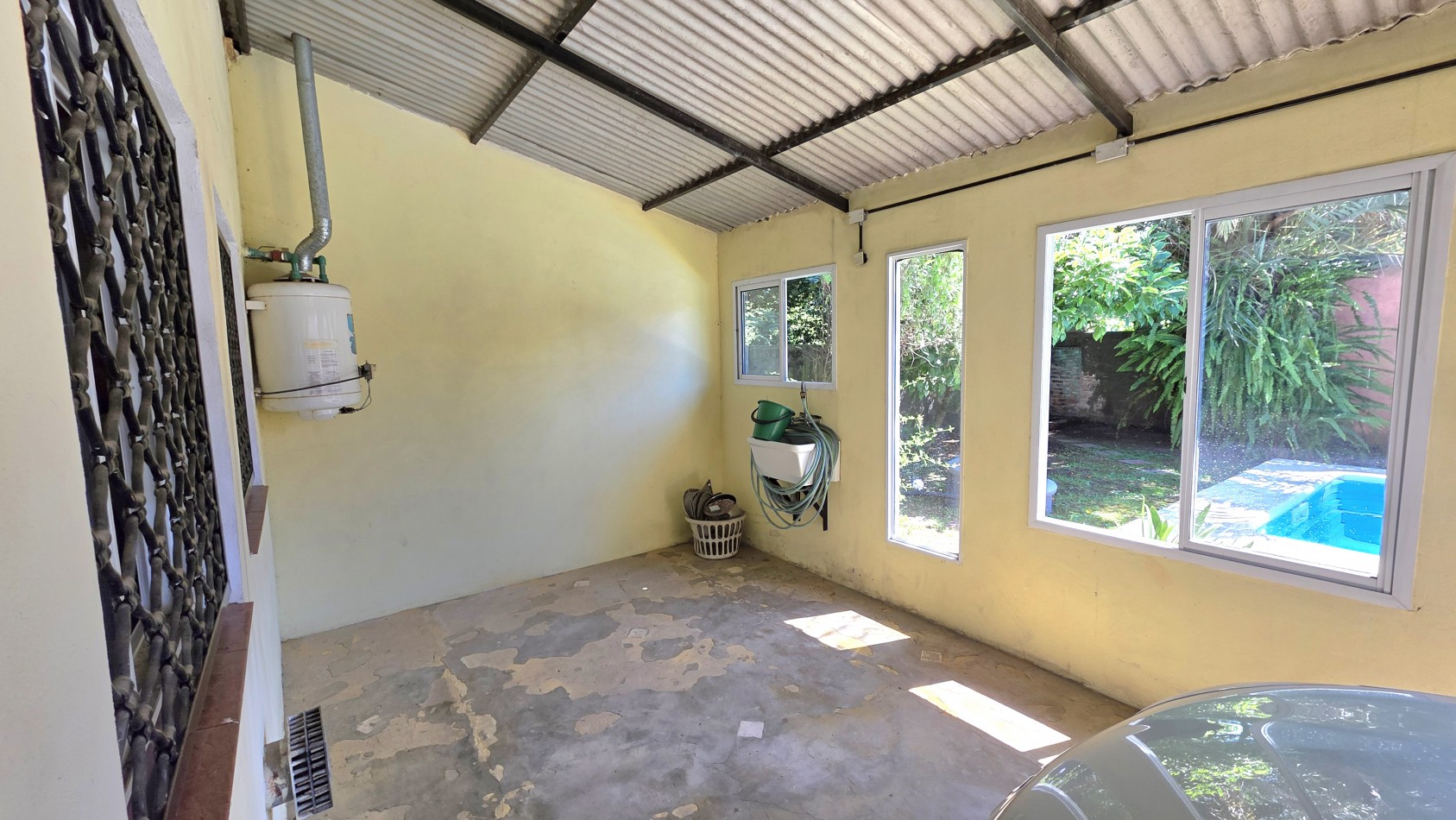 CASA 3 AMBIENTES CON PARQUE Y PILETA