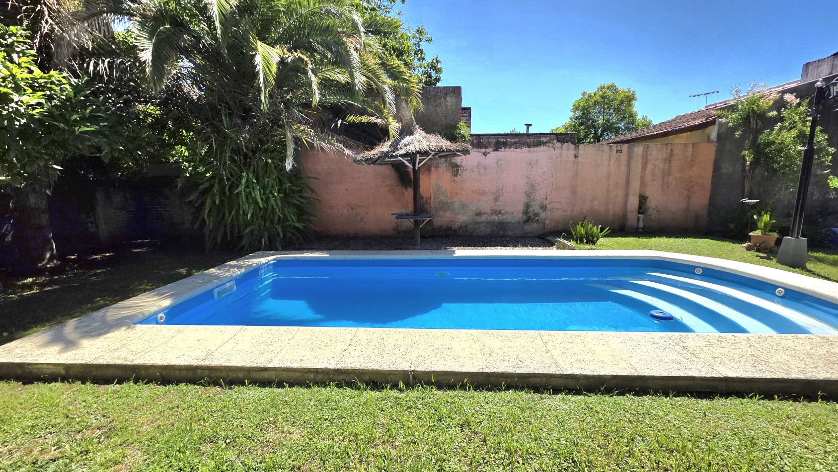 CASA 3 AMBIENTES CON PARQUE Y PILETA