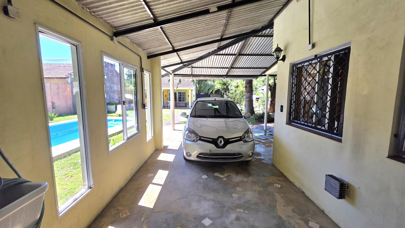 CASA 3 AMBIENTES CON PARQUE Y PILETA