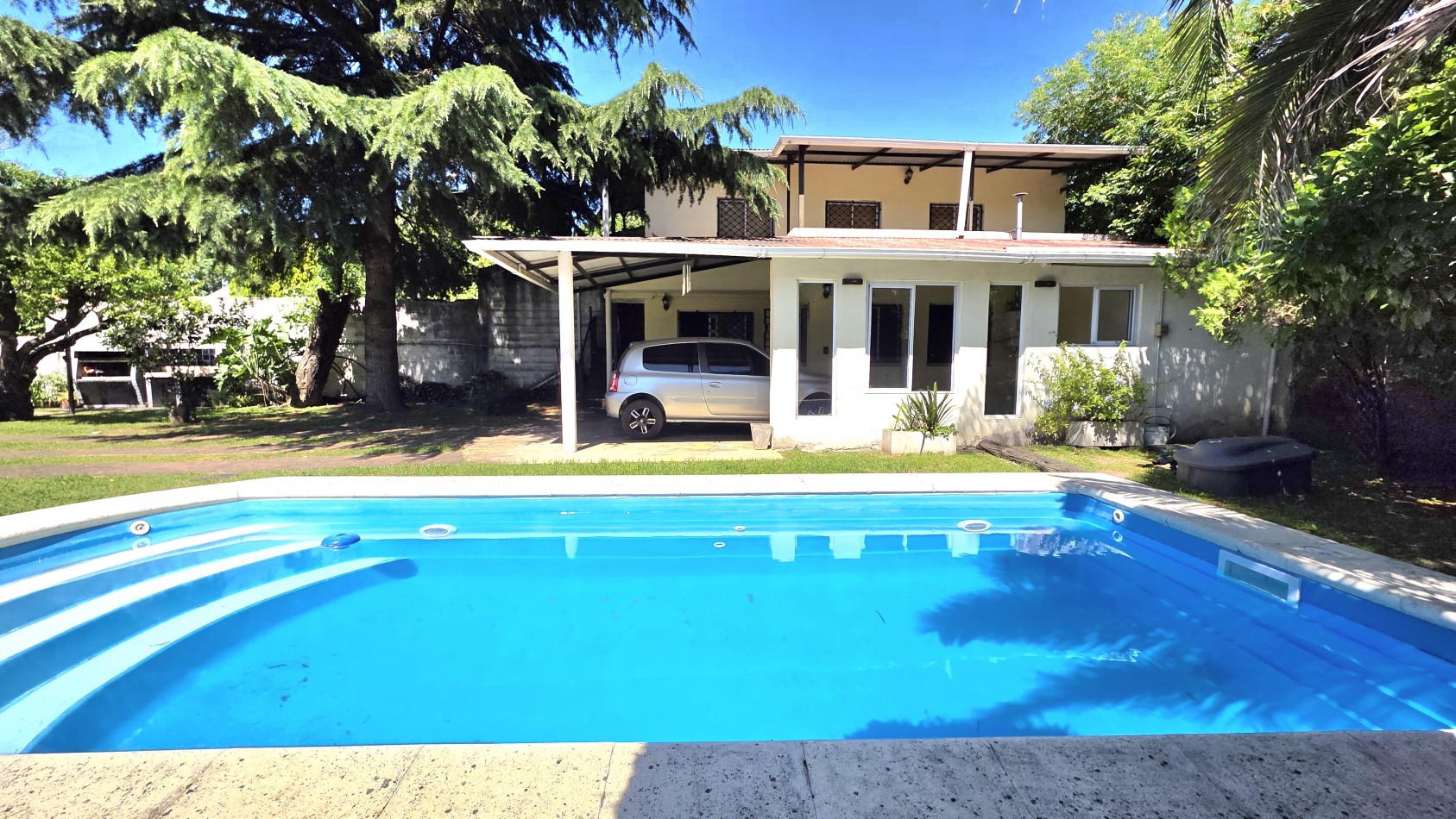 CASA 3 AMBIENTES CON PARQUE Y PILETA