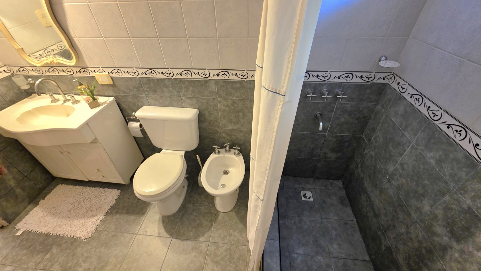 CASA 3 AMBIENTES CON PARQUE Y PILETA