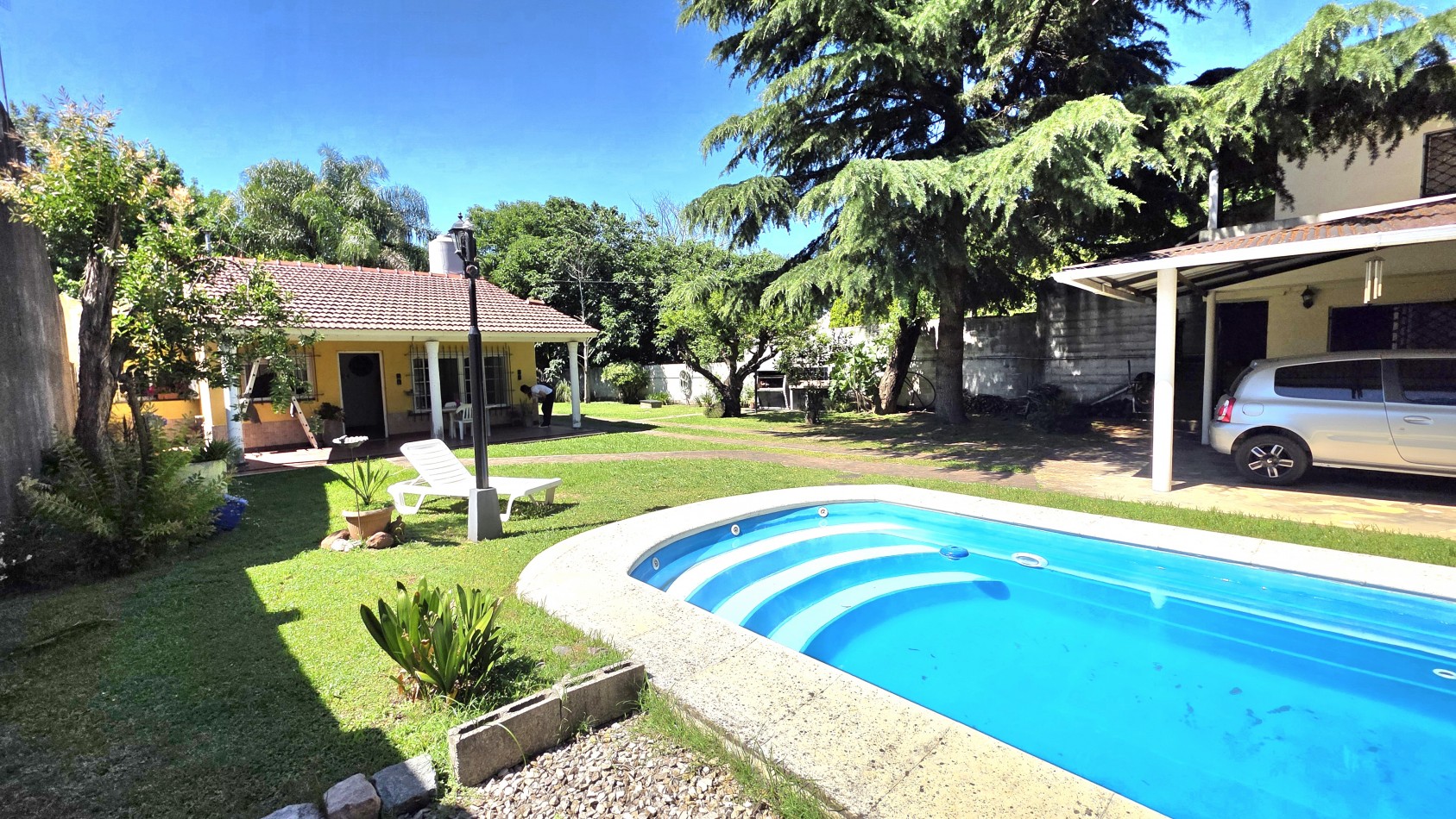 CASA 3 AMBIENTES CON PARQUE Y PILETA