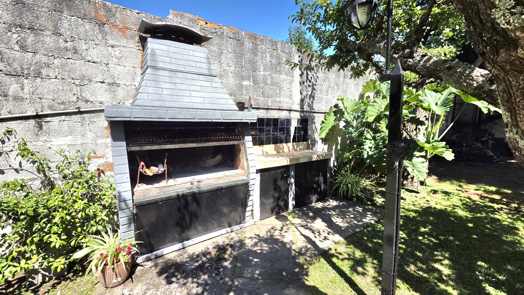 CASA 3 AMBIENTES CON PARQUE Y PILETA