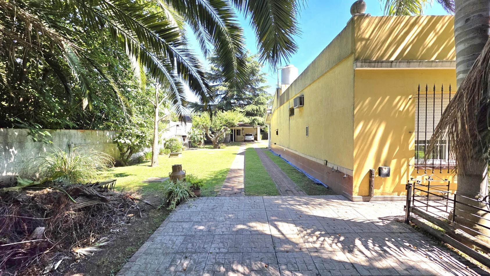 CASA 3 AMBIENTES CON PARQUE Y PILETA