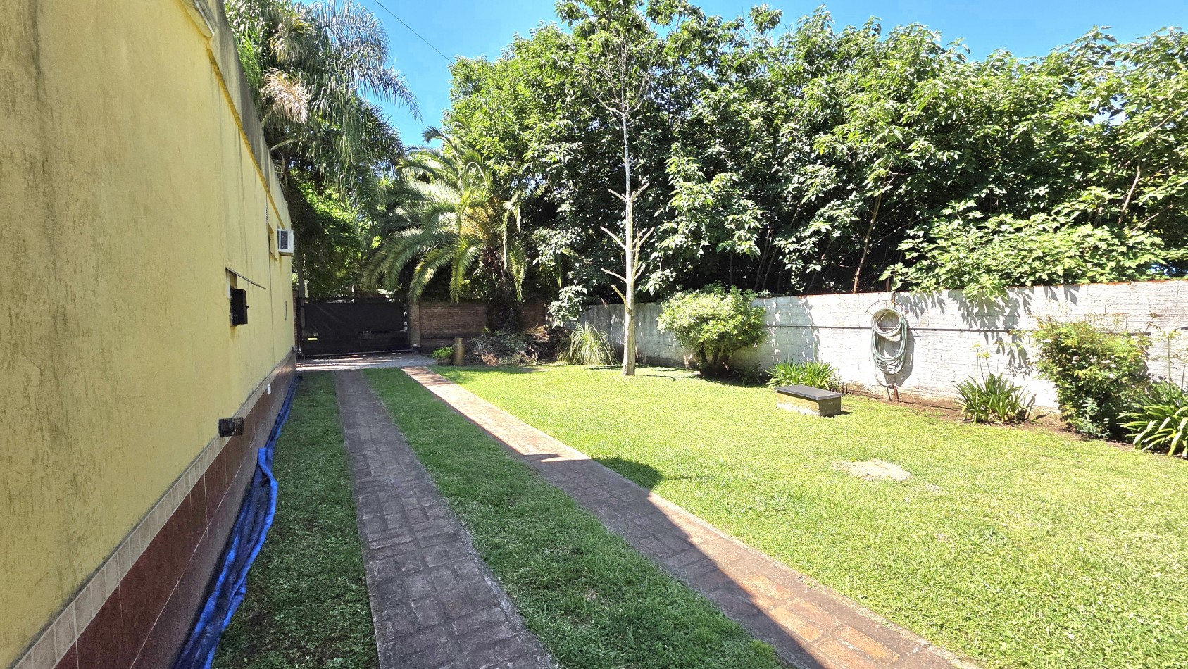 CASA 3 AMBIENTES CON PARQUE Y PILETA