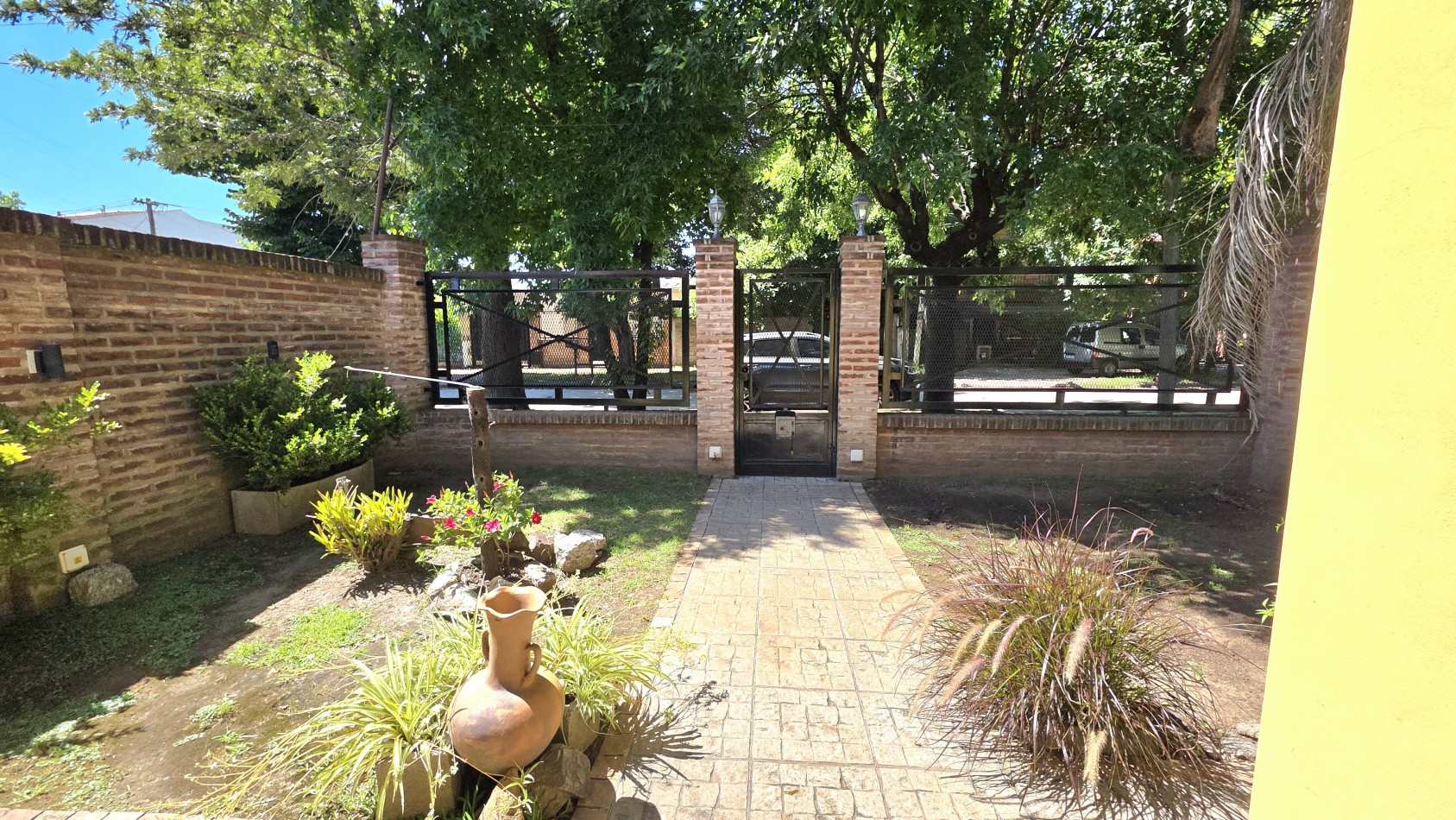 CASA 3 AMBIENTES CON PARQUE Y PILETA