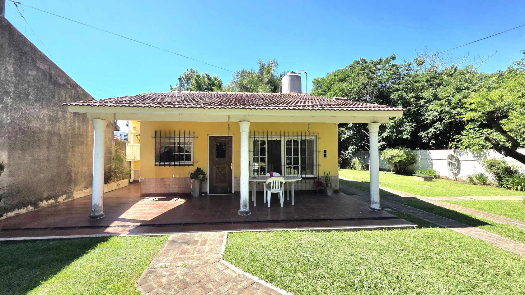 CASA 3 AMBIENTES CON PARQUE Y PILETA