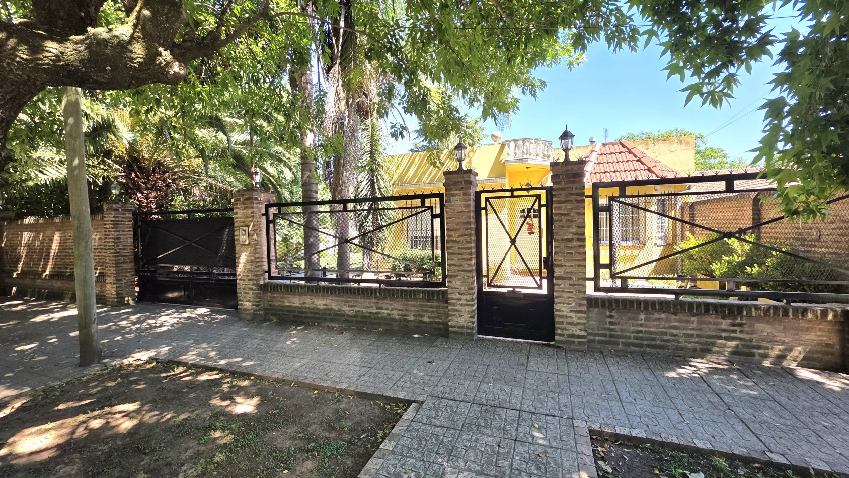 CASA 3 AMBIENTES CON PARQUE Y PILETA