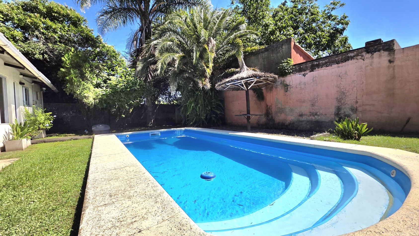 CASA 3 AMBIENTES CON PARQUE Y PILETA