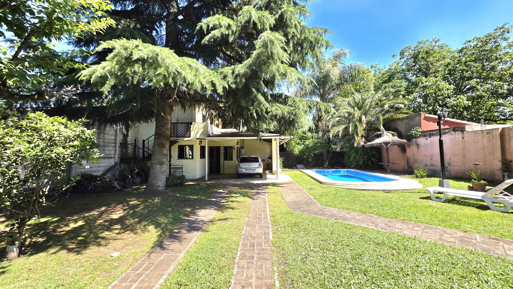 CASA 3 AMBIENTES CON PARQUE Y PILETA