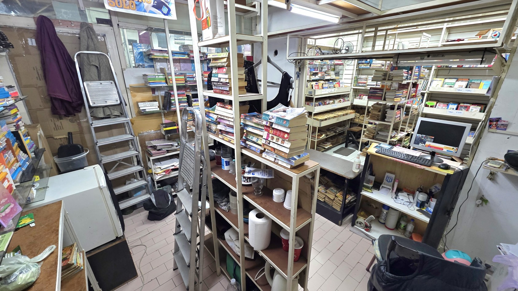 2 LOCALES EN GALERIA SOBRE PETONAL LAPRIDA