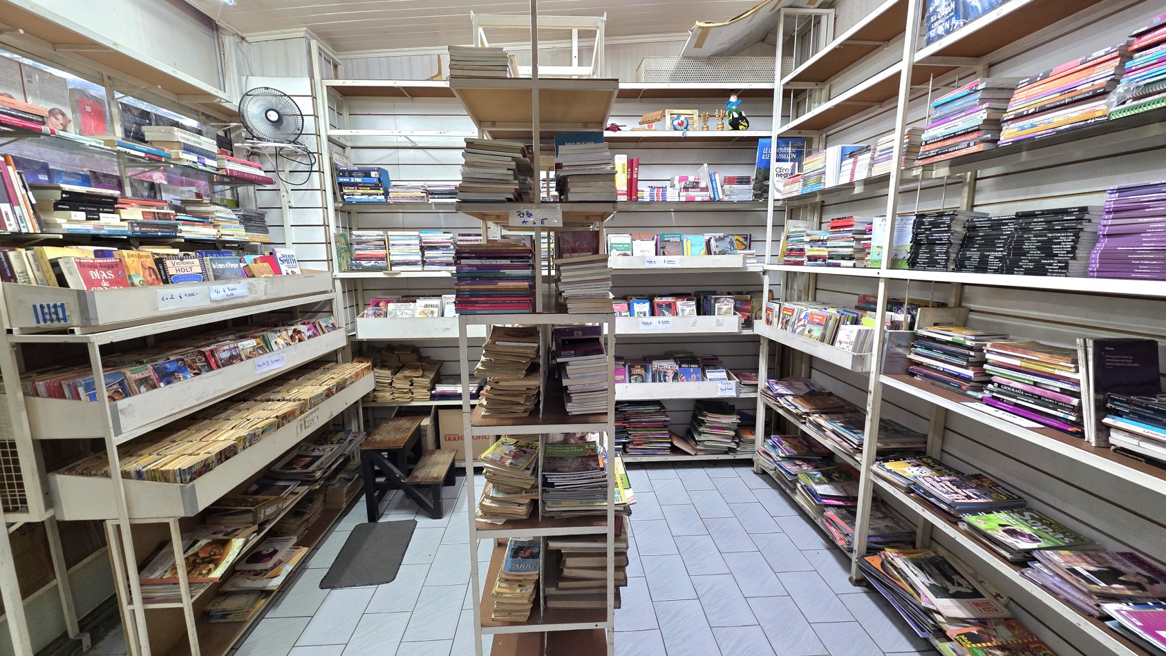 2 LOCALES EN GALERIA SOBRE PETONAL LAPRIDA