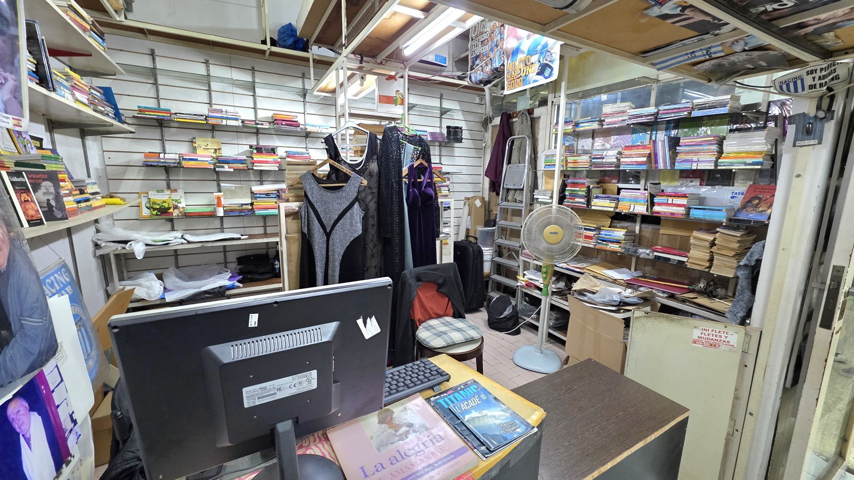 2 LOCALES EN GALERIA SOBRE PETONAL LAPRIDA