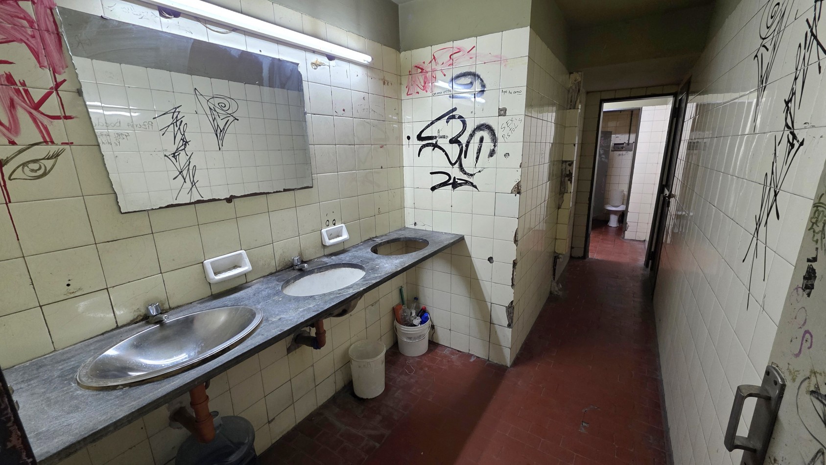 2 LOCALES EN GALERIA SOBRE PETONAL LAPRIDA