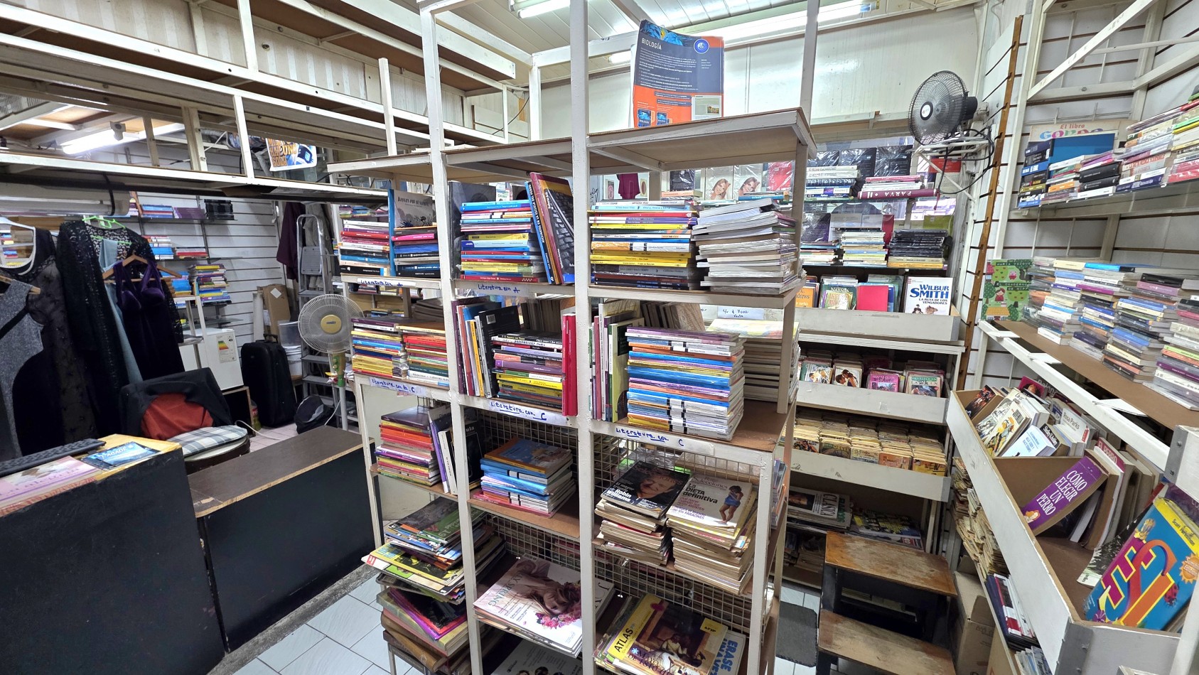 2 LOCALES EN GALERIA SOBRE PETONAL LAPRIDA