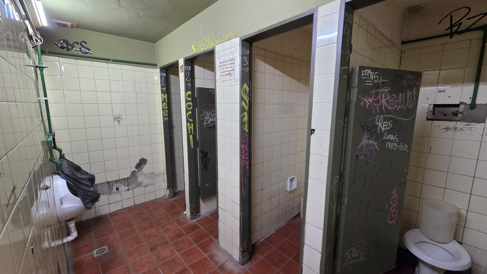 2 LOCALES EN GALERIA SOBRE PETONAL LAPRIDA