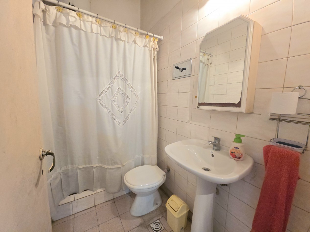 Casa 4 Ambientes en Venta con Parque y Quincho - a 5 Cuadras de la Estacion de Longchamps