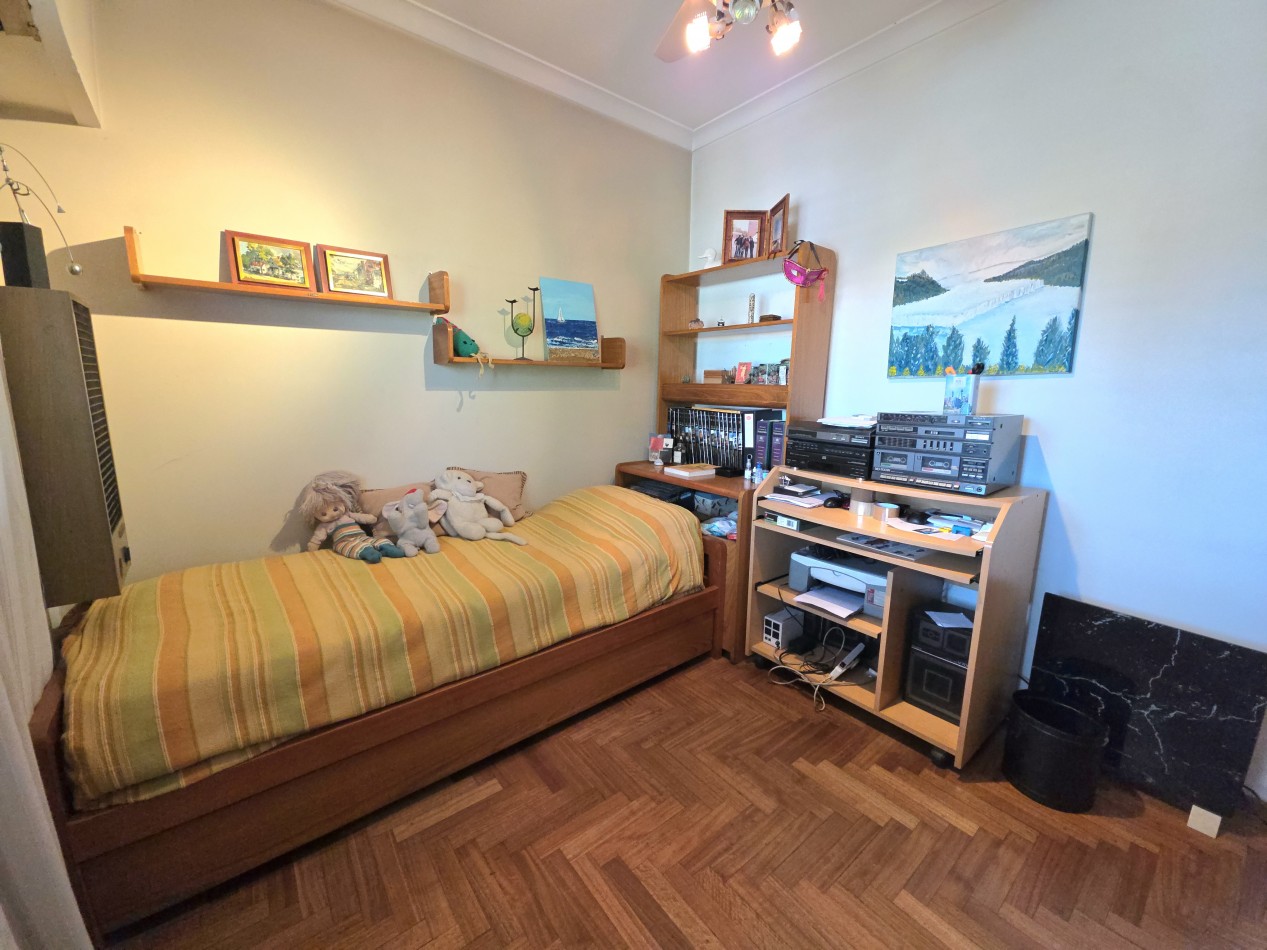 Casa 4 Ambientes en Venta con Parque y Quincho - a 5 Cuadras de la Estacion de Longchamps