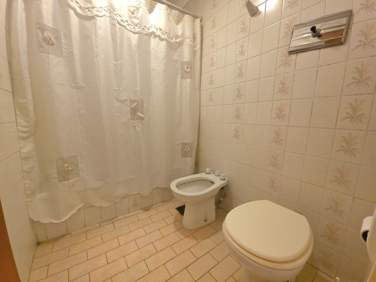 Casa 4 Ambientes en Venta con Parque y Quincho - a 5 Cuadras de la Estacion de Longchamps