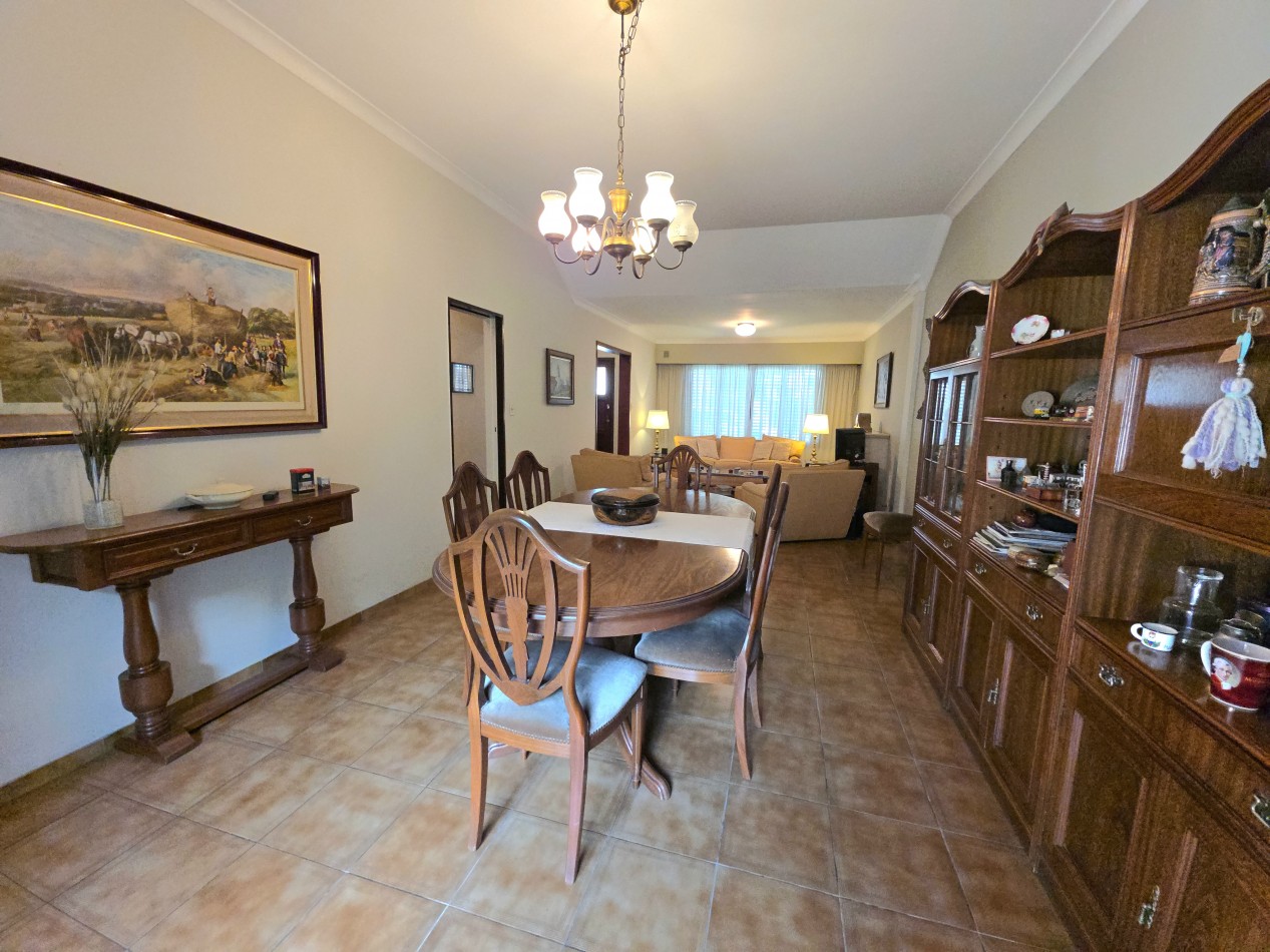 Casa 4 Ambientes en Venta con Parque y Quincho - a 5 Cuadras de la Estacion de Longchamps
