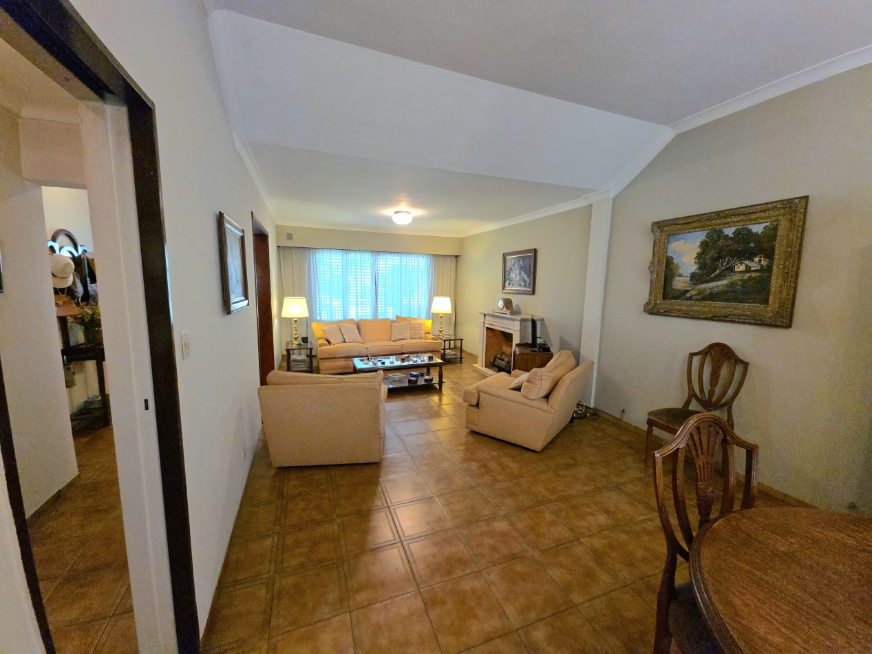 Casa 4 Ambientes en Venta con Parque y Quincho - a 5 Cuadras de la Estacion de Longchamps