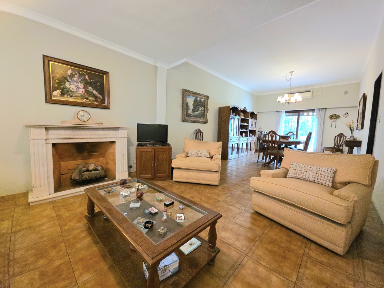 Casa 4 Ambientes en Venta con Parque y Quincho - a 5 Cuadras de la Estacion de Longchamps