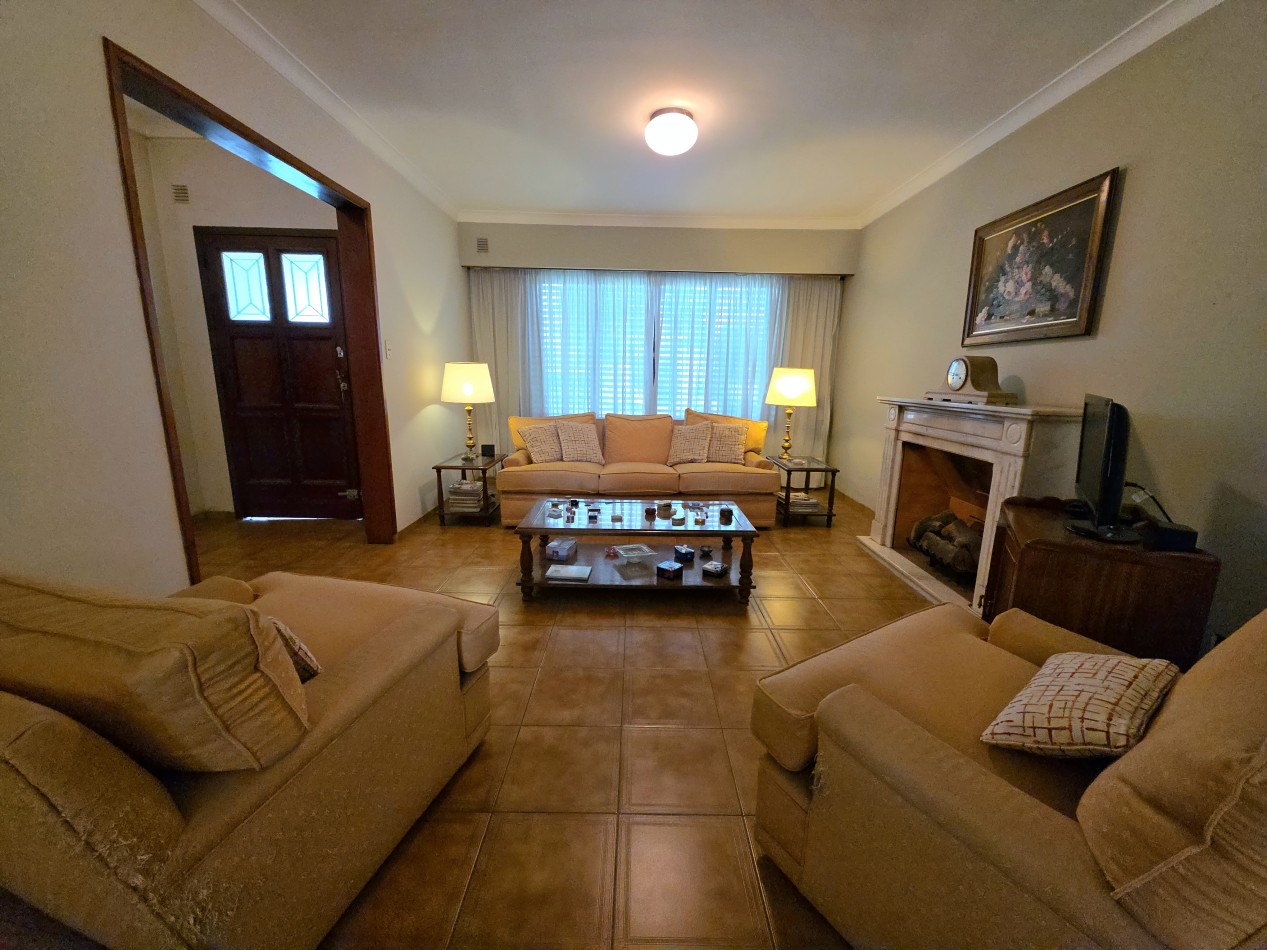 Casa 4 Ambientes en Venta con Parque y Quincho - a 5 Cuadras de la Estacion de Longchamps