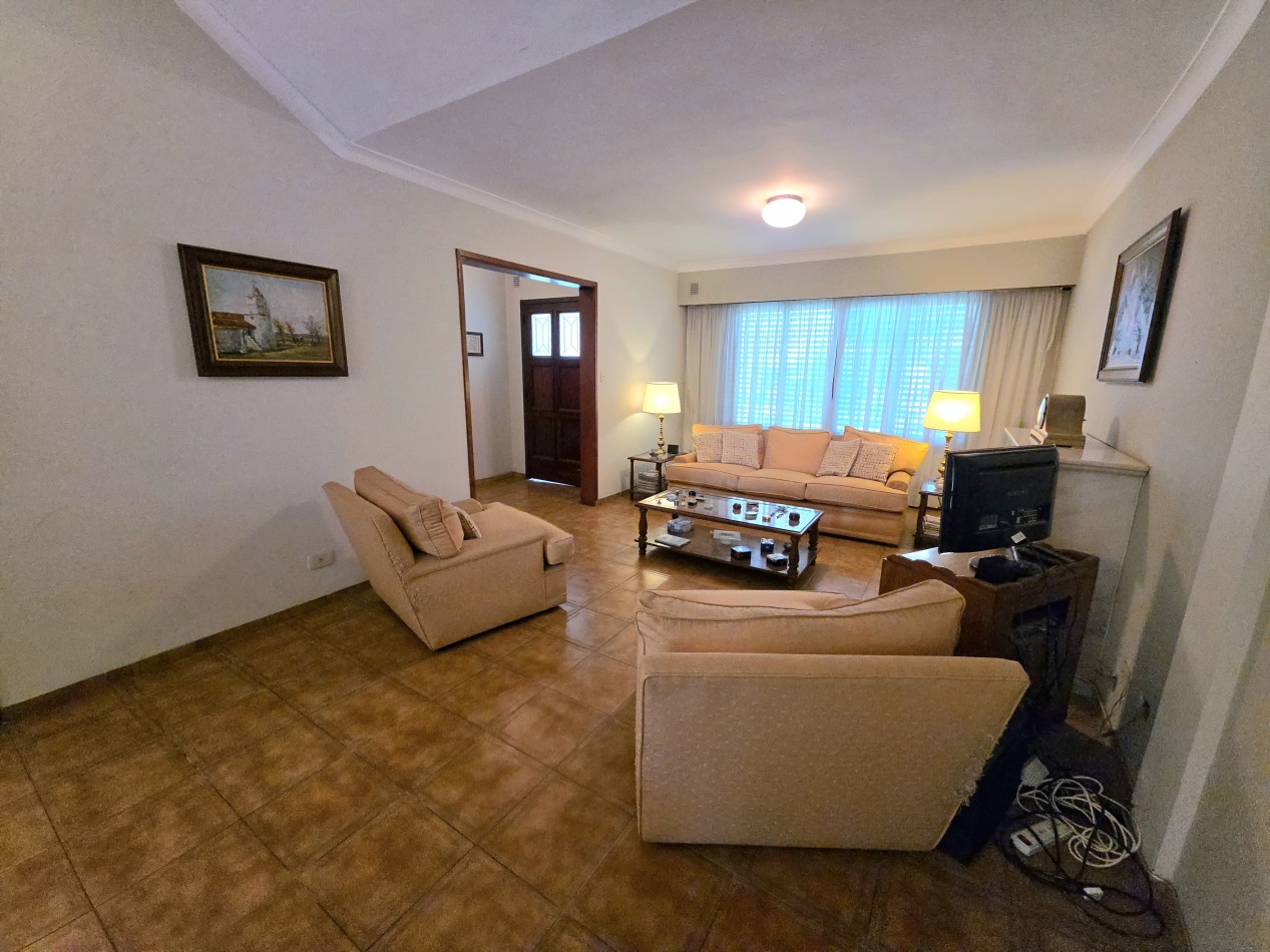 Casa 4 Ambientes en Venta con Parque y Quincho - a 5 Cuadras de la Estacion de Longchamps