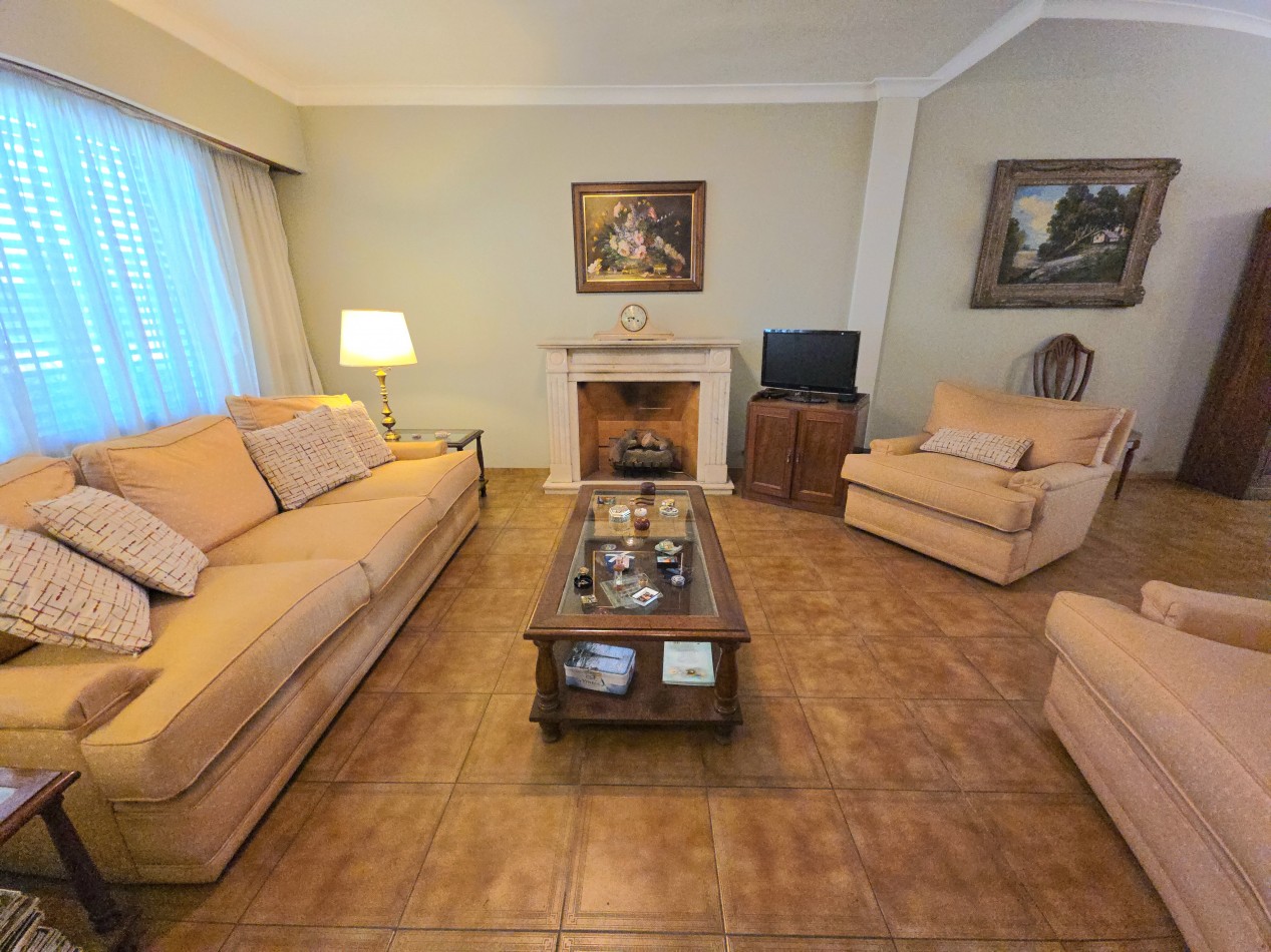 Casa 4 Ambientes en Venta con Parque y Quincho - a 5 Cuadras de la Estacion de Longchamps