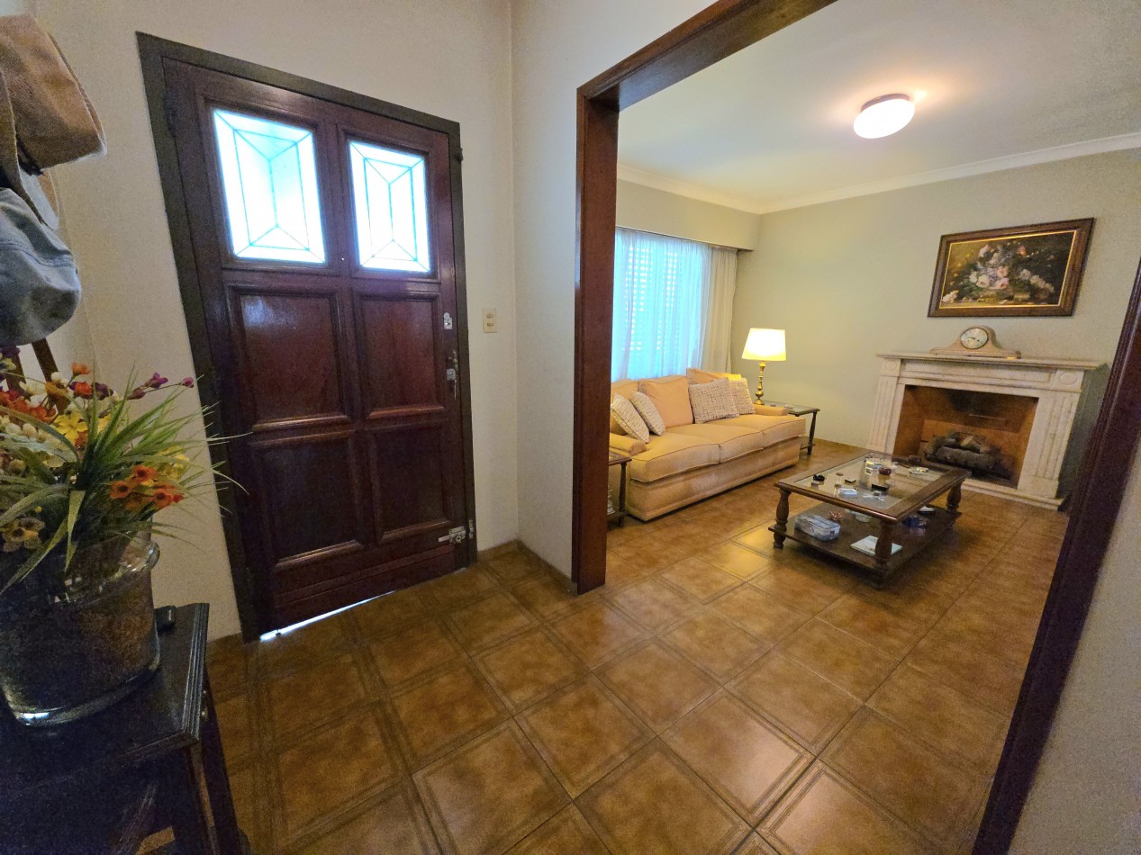 Casa 4 Ambientes en Venta con Parque y Quincho - a 5 Cuadras de la Estacion de Longchamps