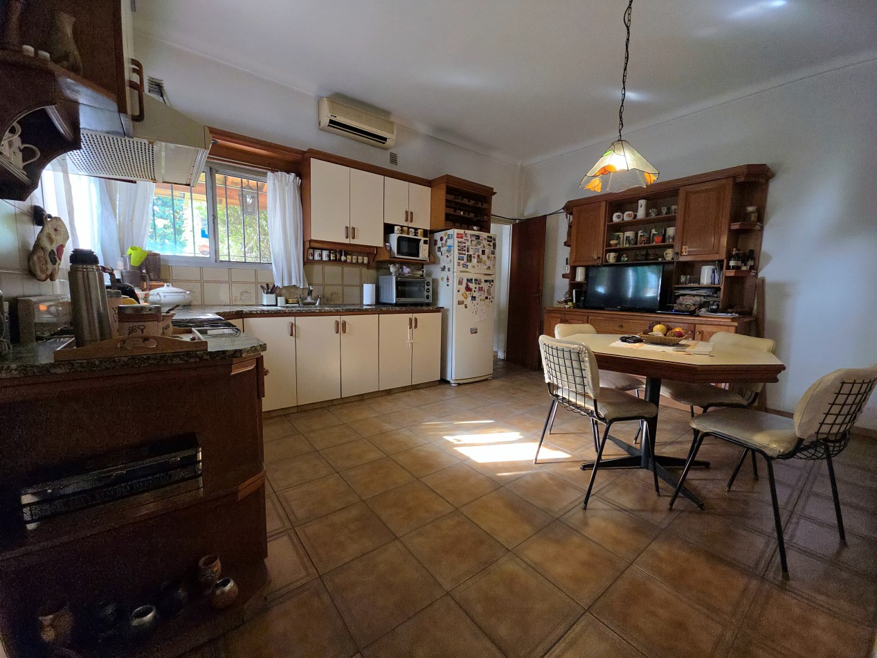 Casa 4 Ambientes en Venta con Parque y Quincho - a 5 Cuadras de la Estacion de Longchamps