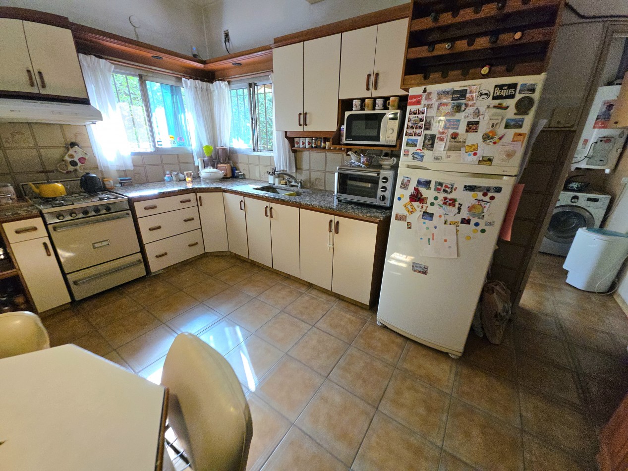 Casa 4 Ambientes en Venta con Parque y Quincho - a 5 Cuadras de la Estacion de Longchamps