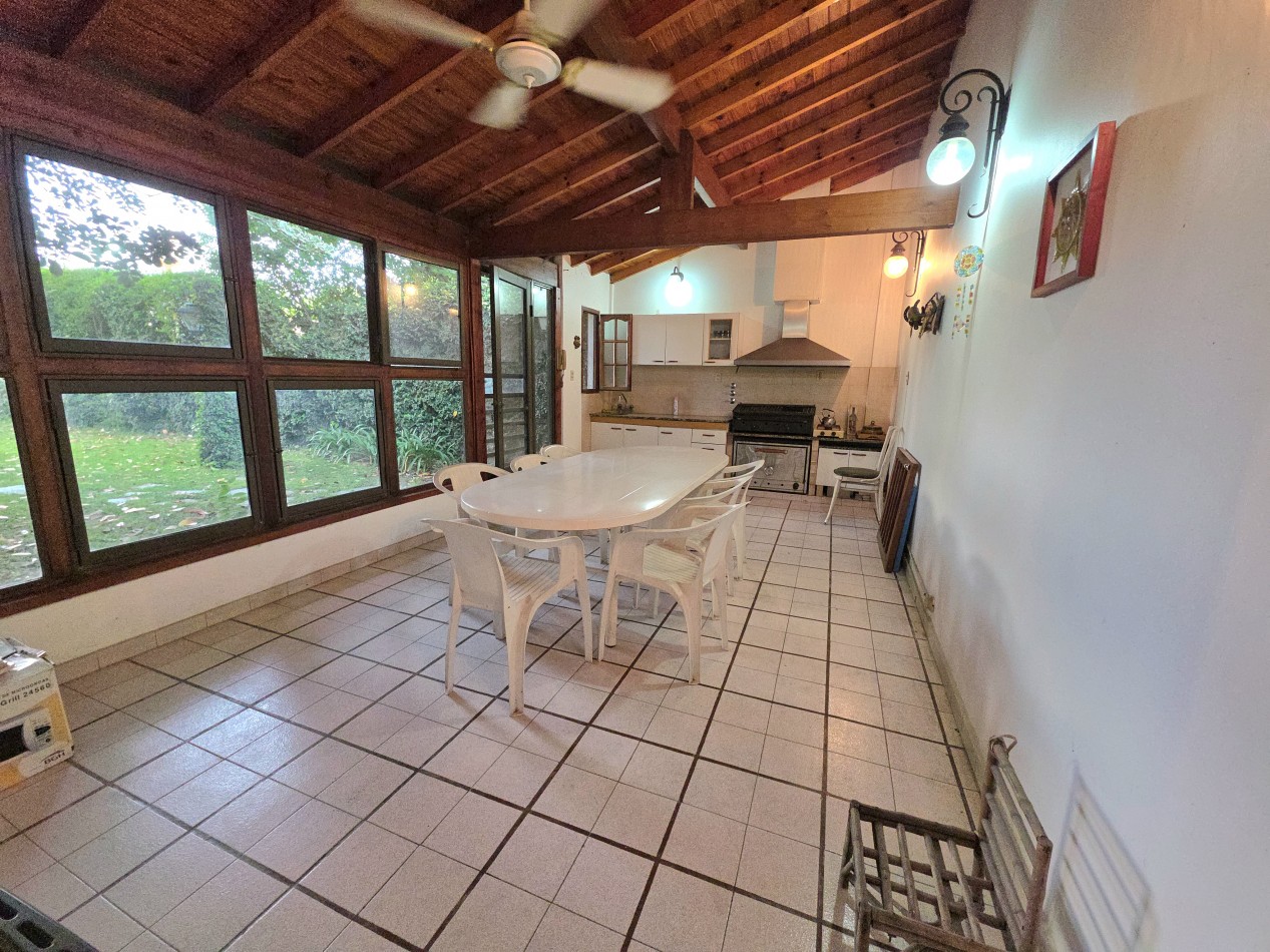 Casa 4 Ambientes en Venta con Parque y Quincho - a 5 Cuadras de la Estacion de Longchamps