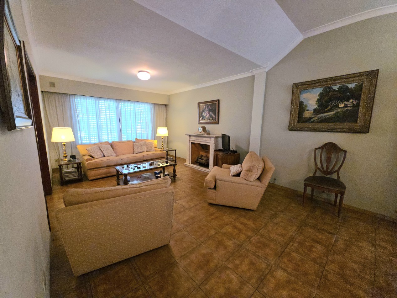 Casa 4 Ambientes en Venta con Parque y Quincho - a 5 Cuadras de la Estacion de Longchamps