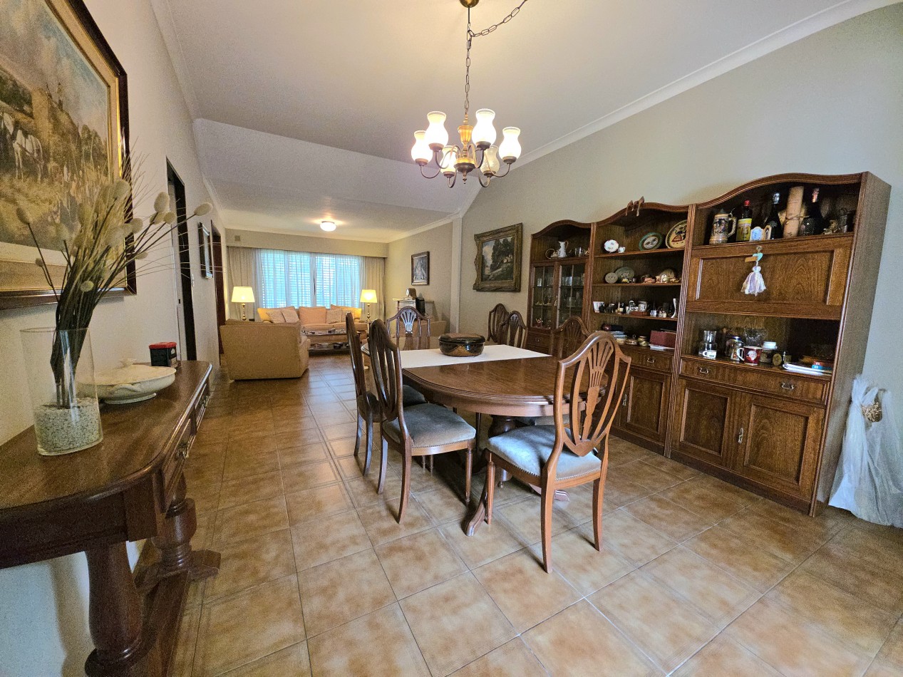Casa 4 Ambientes en Venta con Parque y Quincho - a 5 Cuadras de la Estacion de Longchamps