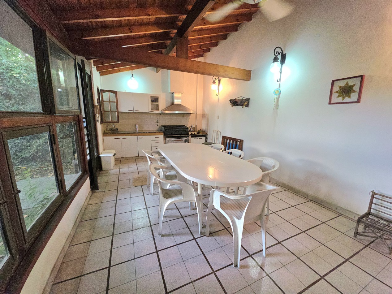 Casa 4 Ambientes en Venta con Parque y Quincho - a 5 Cuadras de la Estacion de Longchamps