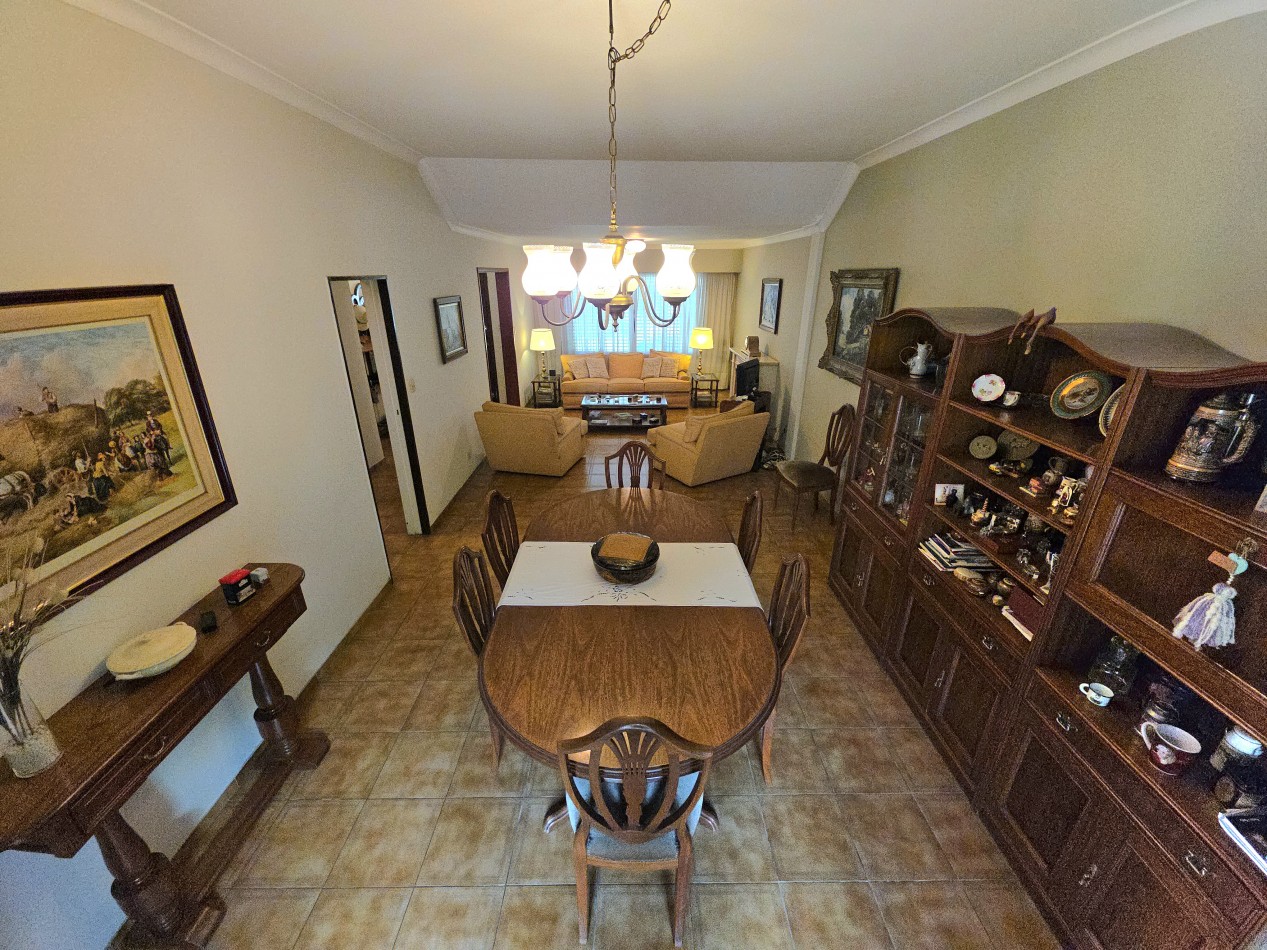 Casa 4 Ambientes en Venta con Parque y Quincho - a 5 Cuadras de la Estacion de Longchamps