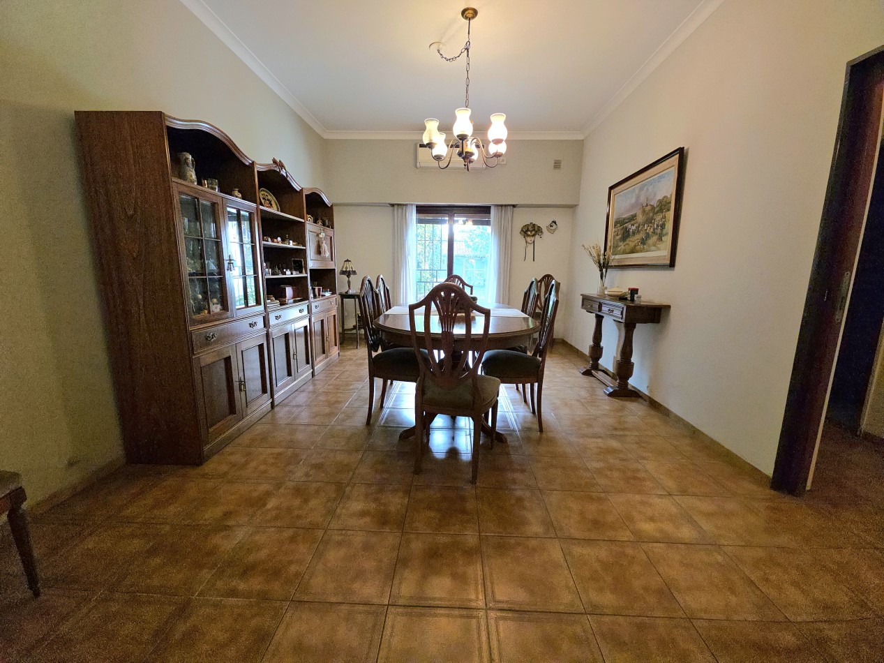 Casa 4 Ambientes en Venta con Parque y Quincho - a 5 Cuadras de la Estacion de Longchamps