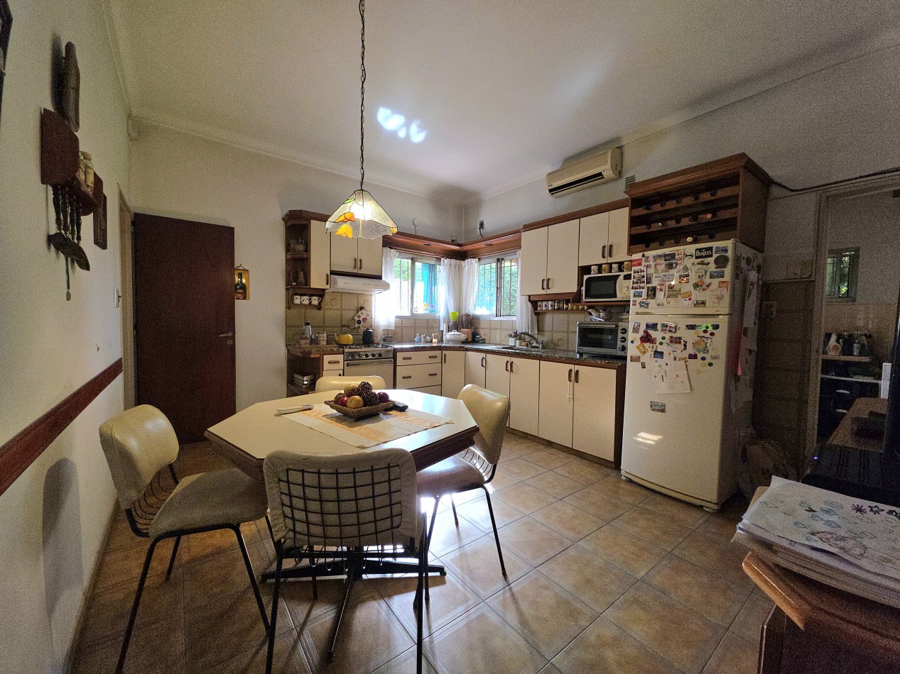 Casa 4 Ambientes en Venta con Parque y Quincho - a 5 Cuadras de la Estacion de Longchamps
