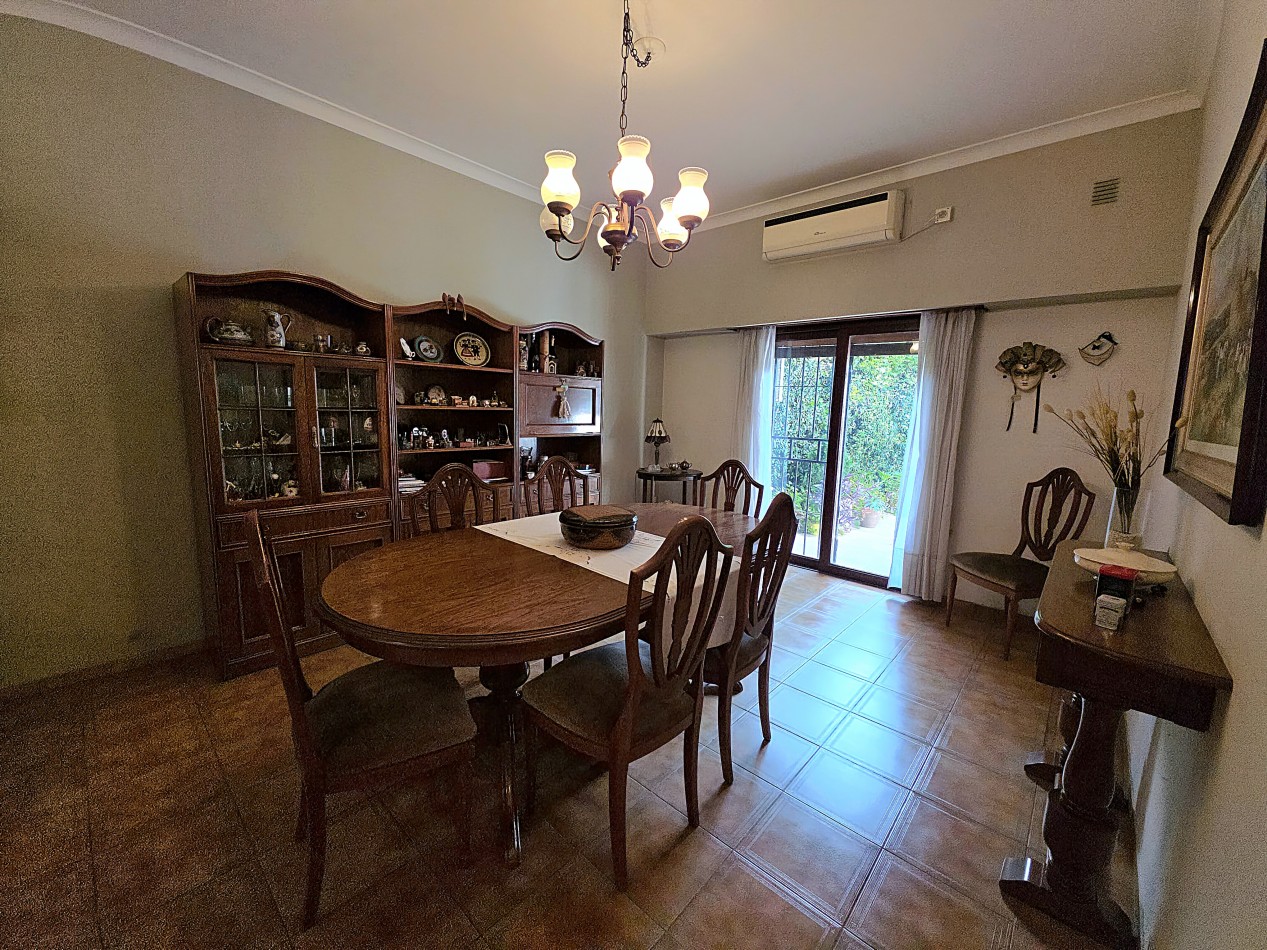 Casa 4 Ambientes en Venta con Parque y Quincho - a 5 Cuadras de la Estacion de Longchamps