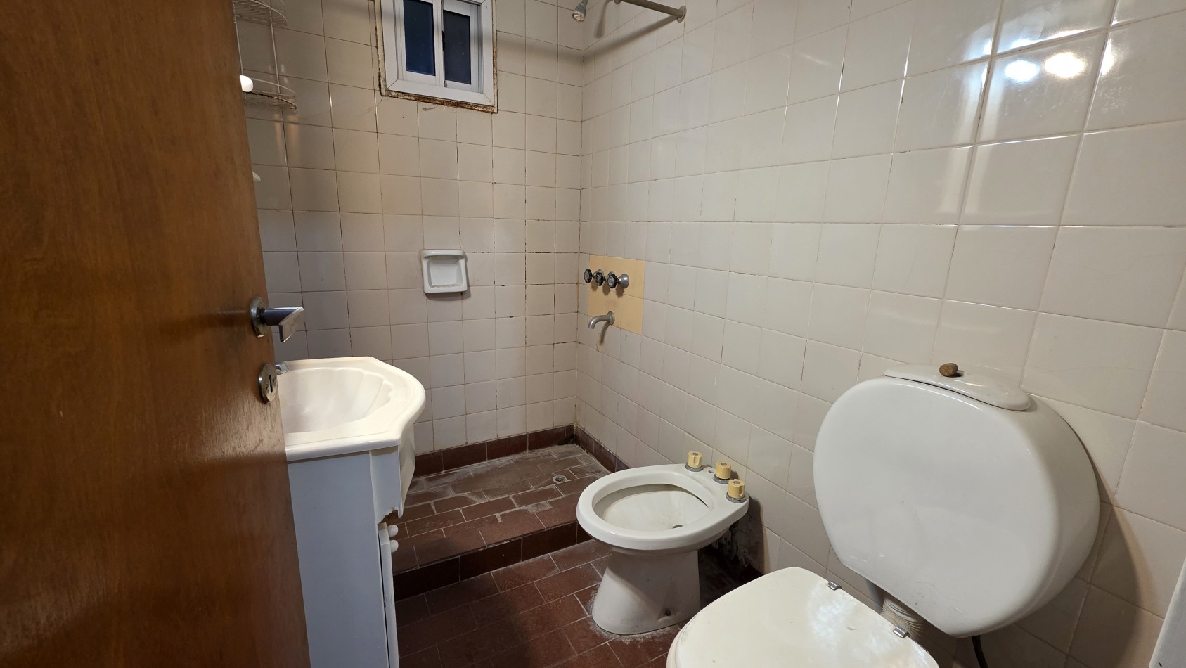 3 AMBIENTES EN LA ENTRADA AL BARRIO MUNICIPAL