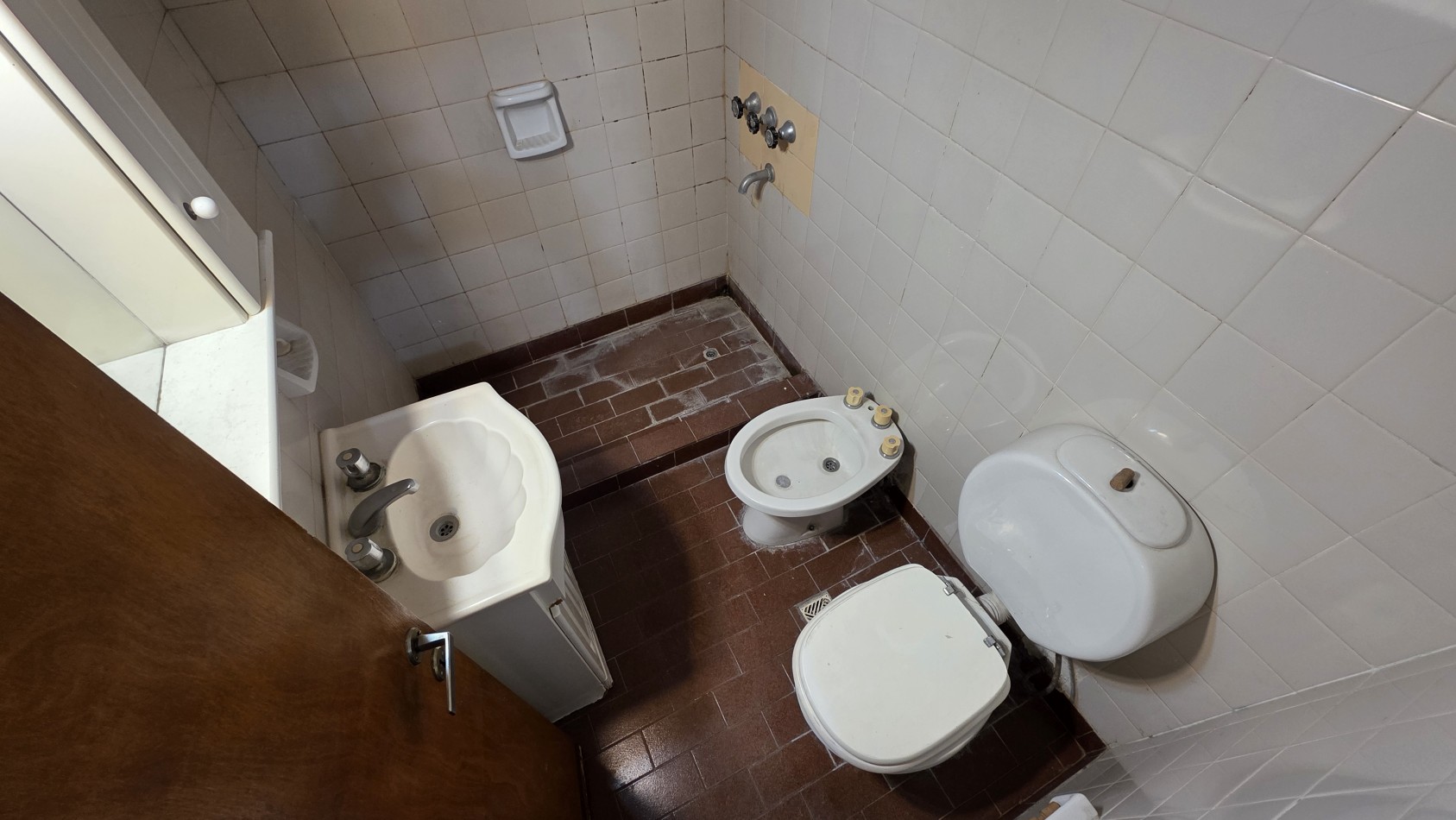 3 AMBIENTES EN LA ENTRADA AL BARRIO MUNICIPAL